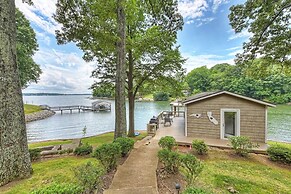 Family Lake House Retreat by Avantstay Sleeps 28