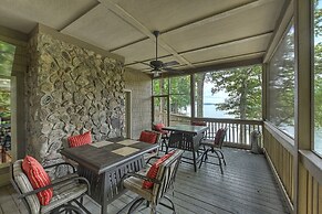 Family Lake House Retreat by Avantstay Sleeps 28