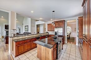 Family Lake House Retreat by Avantstay Sleeps 28