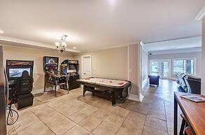 Family Lake House Retreat by Avantstay Sleeps 28