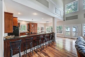 Family Lake House Retreat by Avantstay Sleeps 28