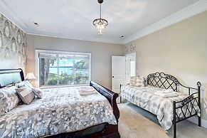 Family Lake House Retreat by Avantstay Sleeps 28