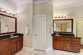 Family Lake House Retreat by Avantstay Sleeps 28