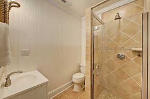 Family Lake House Retreat by Avantstay Sleeps 28