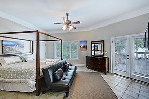 Family Lake House Retreat by Avantstay Sleeps 28