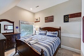 Family Lake House Retreat by Avantstay Sleeps 28