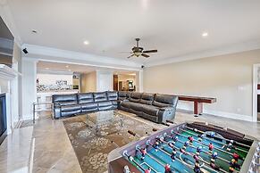 Family Lake House Retreat by Avantstay Sleeps 28