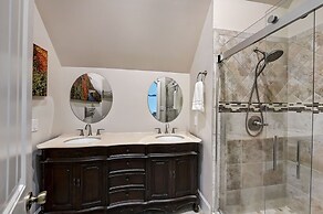 Family Lake House Retreat by Avantstay Sleeps 28