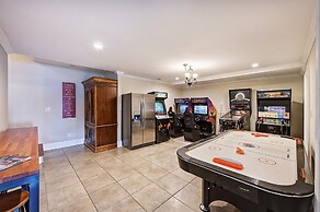 Family Lake House Retreat by Avantstay Sleeps 28