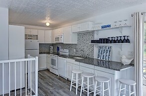 Family Lake House Retreat by Avantstay Sleeps 28