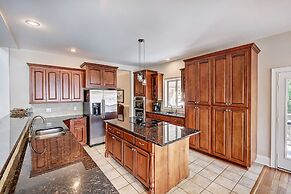 Family Lake House Retreat by Avantstay Sleeps 28