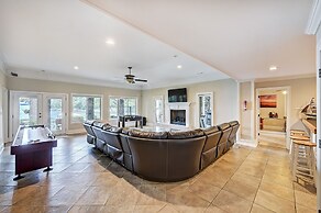 Family Lake House Retreat by Avantstay Sleeps 28