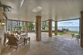 Landover Lodge by Avantstay Waterfront Dock