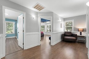 Laid Back Lake Life by Avantstay Waterfront View