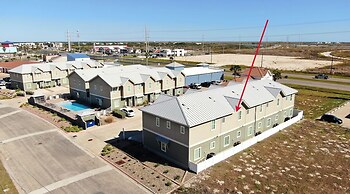 Ridley Retreat Community Pool Mins to the Beach Corpus Christi Port A