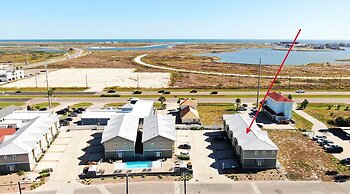 Ridley Retreat Community Pool Mins to the Beach Corpus Christi Port A