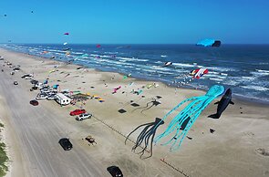 Ridley Retreat Community Pool Mins to the Beach Corpus Christi Port A