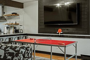 Pocono Bear Den by Avantstay Stylish Modern Deck w Grill Outdoor Dinin