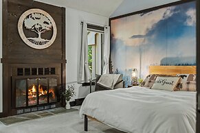 Pocono Bear Den by Avantstay Stylish Modern Deck w Grill Outdoor Dinin