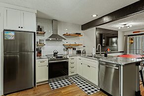 Pocono Bear Den by Avantstay Stylish Modern Deck w Grill Outdoor Dinin