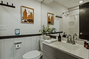 Pocono Bear Den by Avantstay Stylish Modern Deck w Grill Outdoor Dinin