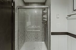 Pocono Bear Den by Avantstay Stylish Modern Deck w Grill Outdoor Dinin