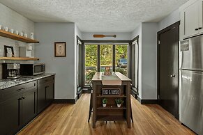 Pocono Bear Den by Avantstay Stylish Modern Deck w Grill Outdoor Dinin