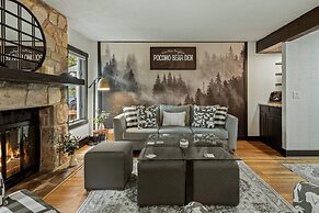 Pocono Bear Den by Avantstay Stylish Modern Deck w Grill Outdoor Dinin