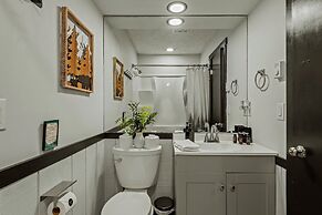 Pocono Bear Den by Avantstay Stylish Modern Deck w Grill Outdoor Dinin