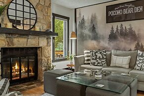 Pocono Bear Den by Avantstay Stylish Modern Deck w Grill Outdoor Dinin