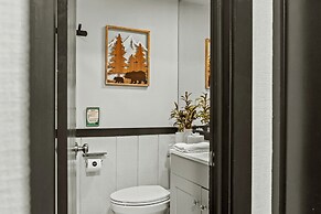 Pocono Bear Den by Avantstay Stylish Modern Deck w Grill Outdoor Dinin