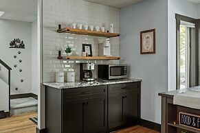 Pocono Bear Den by Avantstay Stylish Modern Deck w Grill Outdoor Dinin