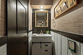 Pocono Bear Den by Avantstay Stylish Modern Deck w Grill Outdoor Dinin