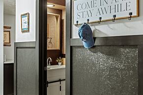 Pocono Bear Den by Avantstay Stylish Modern Deck w Grill Outdoor Dinin