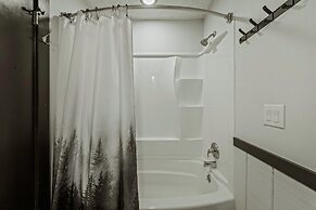 Pocono Bear Den by Avantstay Stylish Modern Deck w Grill Outdoor Dinin