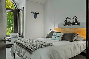 Pocono Bear Den by Avantstay Stylish Modern Deck w Grill Outdoor Dinin