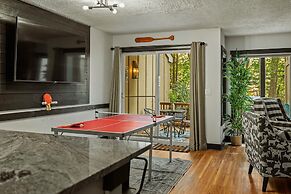 Pocono Bear Den by Avantstay Stylish Modern Deck w Grill Outdoor Dinin