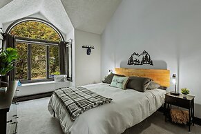 Pocono Bear Den by Avantstay Stylish Modern Deck w Grill Outdoor Dinin