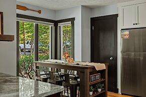 Pocono Bear Den by Avantstay Stylish Modern Deck w Grill Outdoor Dinin