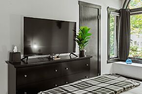 Pocono Bear Den by Avantstay Stylish Modern Deck w Grill Outdoor Dinin