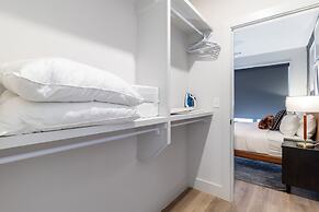 Astra Modern Midtown Retreat With Pool Gym Steps to Dining Broadway