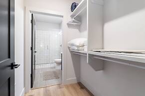 Astra Modern Midtown Retreat With Pool Gym Steps to Dining Broadway