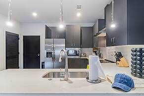 Astra Modern Midtown Retreat With Pool Gym Steps to Dining Broadway