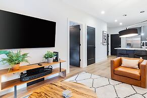 Astra Modern Midtown Retreat With Pool Gym Steps to Dining Broadway