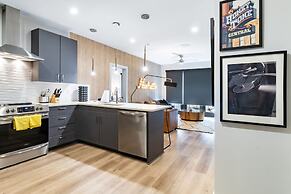 Astra Modern Midtown Retreat With Pool Gym Steps to Dining Broadway