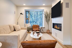 Parkview Mountain House Luxury Ski Home w Hot Tub Near Trails Downtown