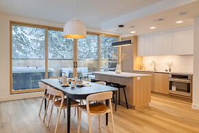 Parkview Mountain House Luxury Ski Home w Hot Tub Near Trails Downtown