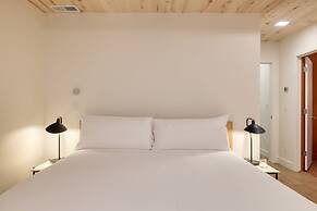 Parkview Mountain House Luxury Ski Home w Hot Tub Near Trails Downtown