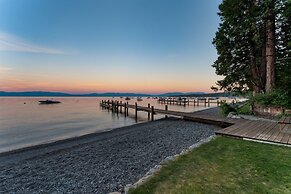 Lakefront Haven by Avantstay Minutes to Ski Resorts Private Dock Boat