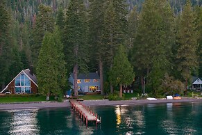 Lakefront Haven by Avantstay Minutes to Ski Resorts Private Dock Boat